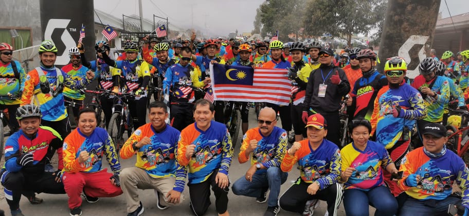 bupati karo Terkelin Brahmana bersama Danbrigif 7 /RR, waka polres, dan OPD kab karo foto bersama peserta