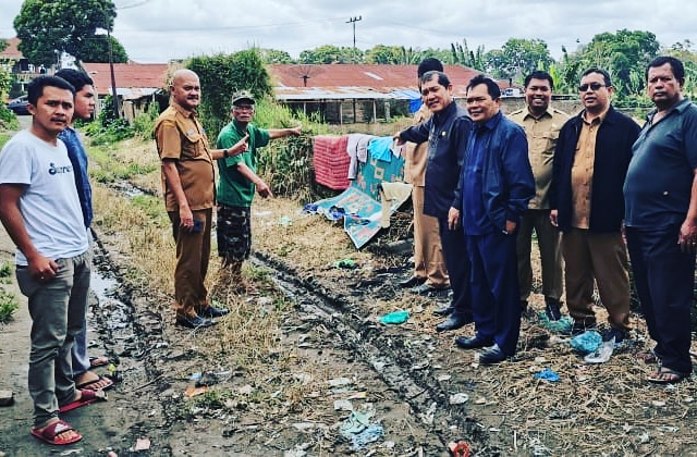 Bupati karo Terkelin Brahmana bersama anggota DPRD Karo Mansur Ginting dan OPD terkait disaksikan kepling Gg 90 hadir meninjau drainice dan jalan yang rusak