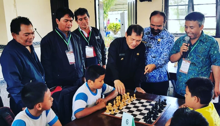 Bupati Karo Terkelin Brahmana, SH saat membuka kegiatan catur  ditandai dengan  melangkahkan pion didepan Raja,  Selasa (17/09/2019), sebagai tanda acara resmi dibuka. 