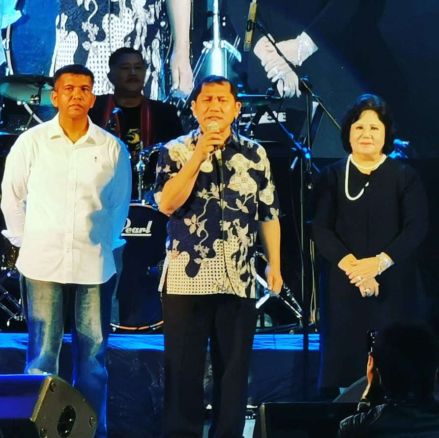 bupati karo Terkelin Brahmana, wakil bupati Cory seriwaty br Sebayang dan Danbrigif 7 /Rimba Raya Letkol berada diatas panggung memberikan ucapan selamat kepada penyanyi legendaris karo  Bahagia surbakti,