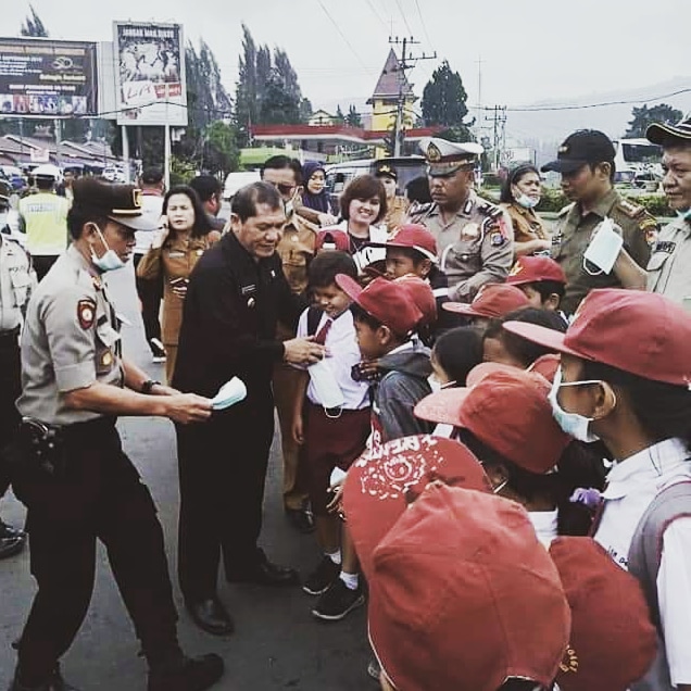 Bupati bagikan masker kepada para  siswa
