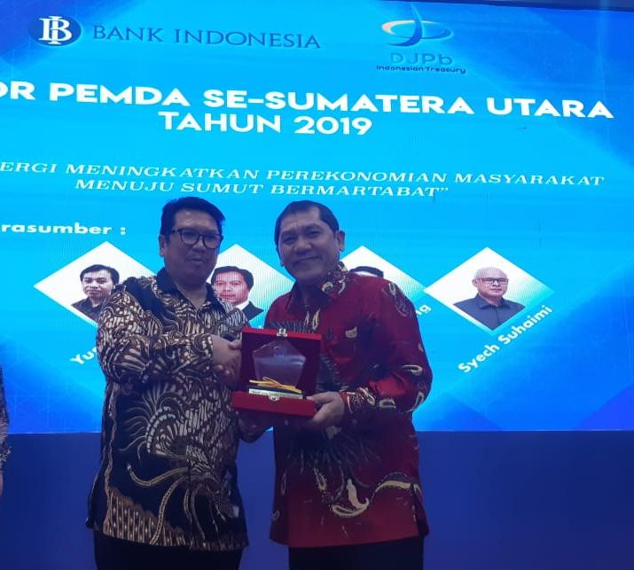 Bupati Karo Terkelin Brahmana, SH menerima penghargaan juara 1 Pemda yang memiliki Desa Unggulan Tingkat Nasional 2019, diserahkan oleh  kepala kantor wilayah DJPB Provsu Tiarta Sebayang