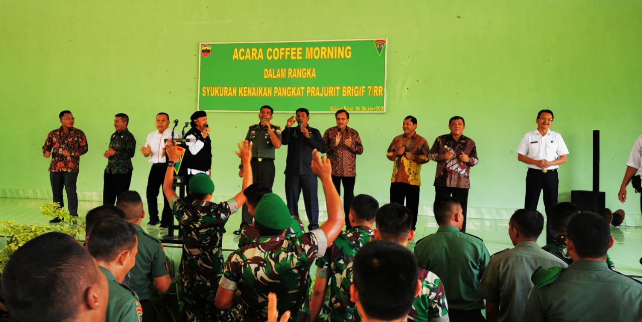 Bupati karo Terkelin Brahmana berjoget saat  Danbrigif 7 /RR Kolonel Inf Agustatius Sitepu melantunkan lagu karo Biring manggis bersama prajurit dan tamu undangan