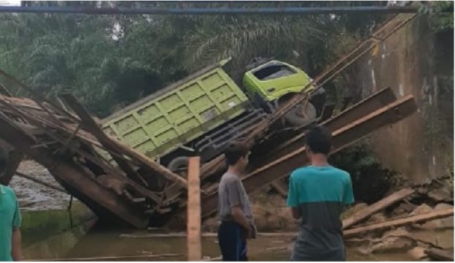 Jembatan Desa Lubuk Lagan Ambruk