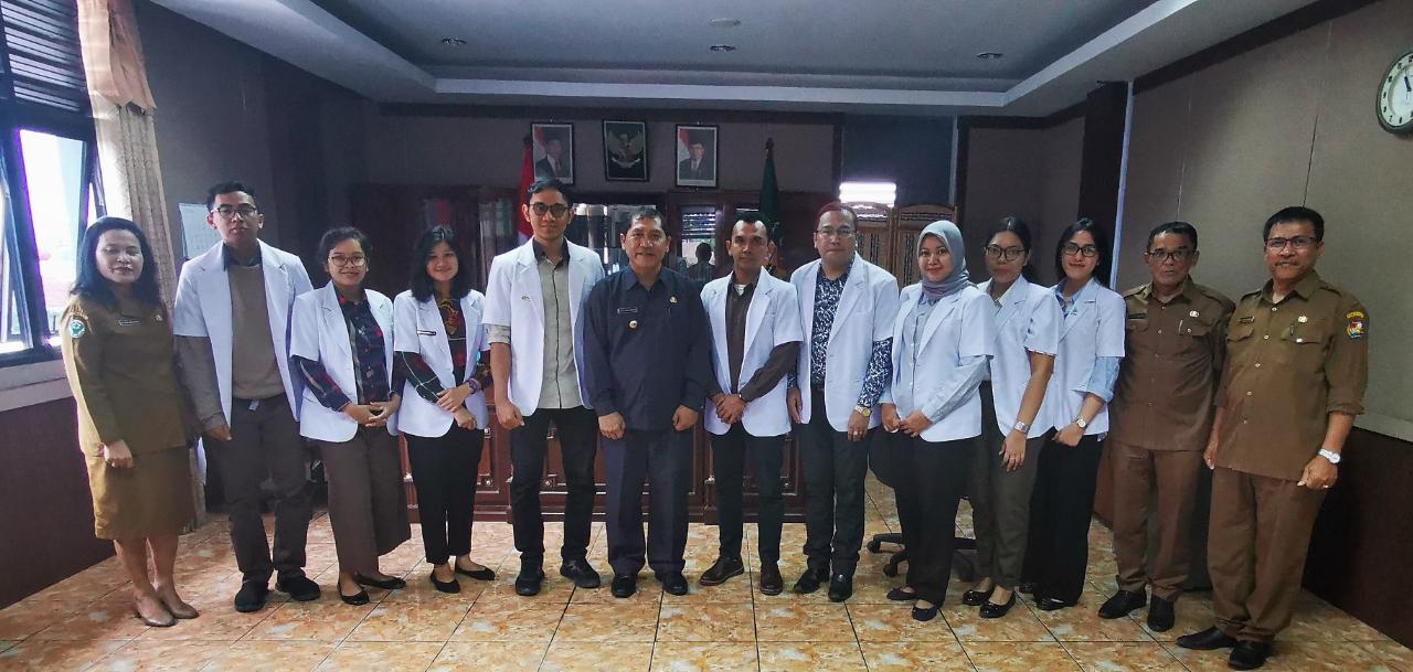 bupati karo Terkelin Brahmana menerima audensi para peserta Program Internsip Dokter Indonesia (PIDI) didampingi kadis kesehatan Drg Irna safrina Meliala diruang kerja bupati