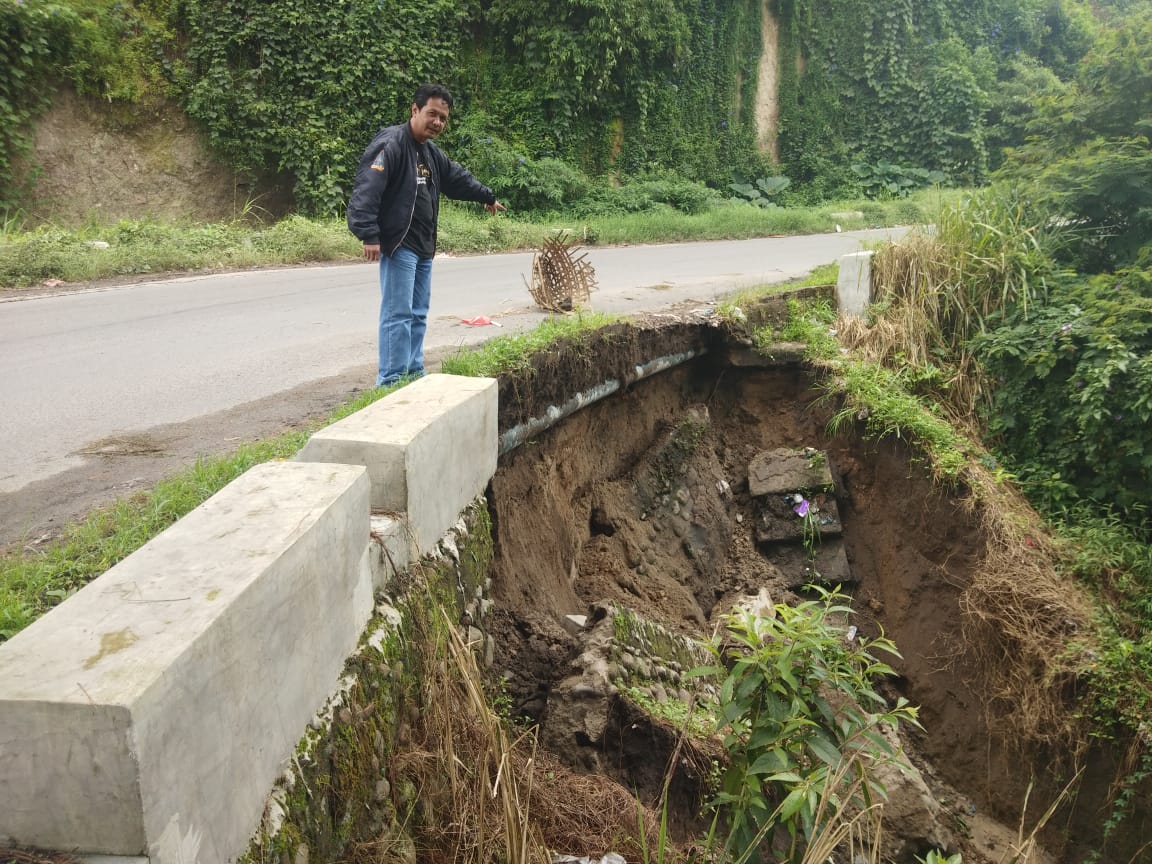 Jalan Provinsi Karo -Langkat Longsor 