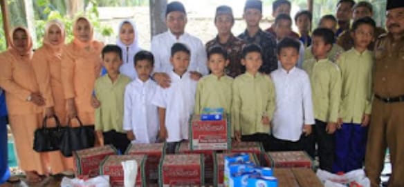 Bupati Santuni Santuni Anak Panti Asuhan