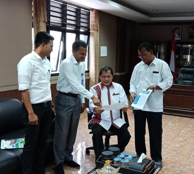 Bupati karo Terkelin Brahmana menerima penyerahan hasil Indeks Pembangunan Manusia (IPM)  dari BPS Kabupaten Karo Yustinus Sembiring  yang hasilnya menunjukkan memuaskan