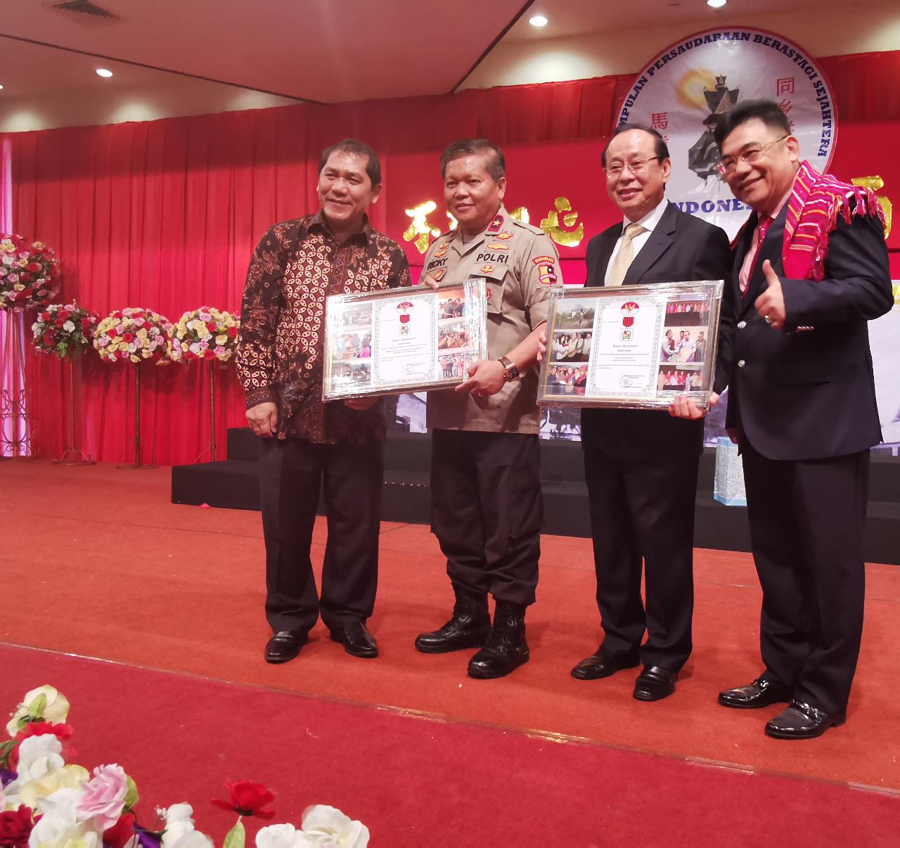 Bupati karo Terkelin Brahmana disaksikan ketua PPBS Drs Efendi Hansen NG Sinulingga menyerahkan Piagam Penghargaan penggiat Sinabung kepada Brigjen Pol Ricky Wakanno Ginting dan Iwan mahatirta