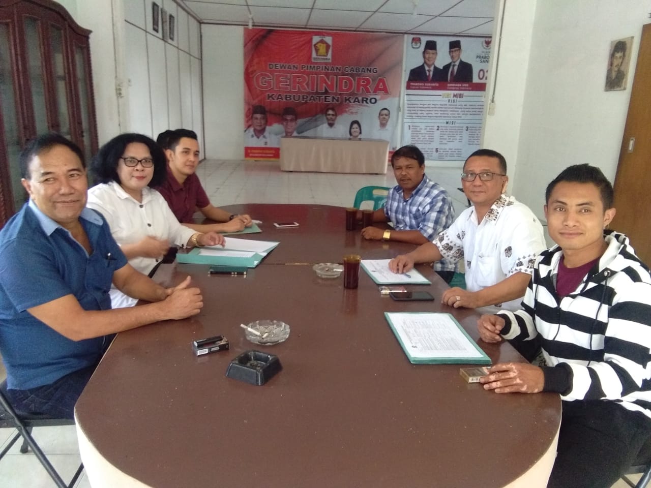 Dinasty Sitepu SSos (kiri) Almina Bangun SH  saat menerima dan meneliti Berkas Formulir Pendaftaran Bacaleg dari Partai Gerindra Kabupaten Karo