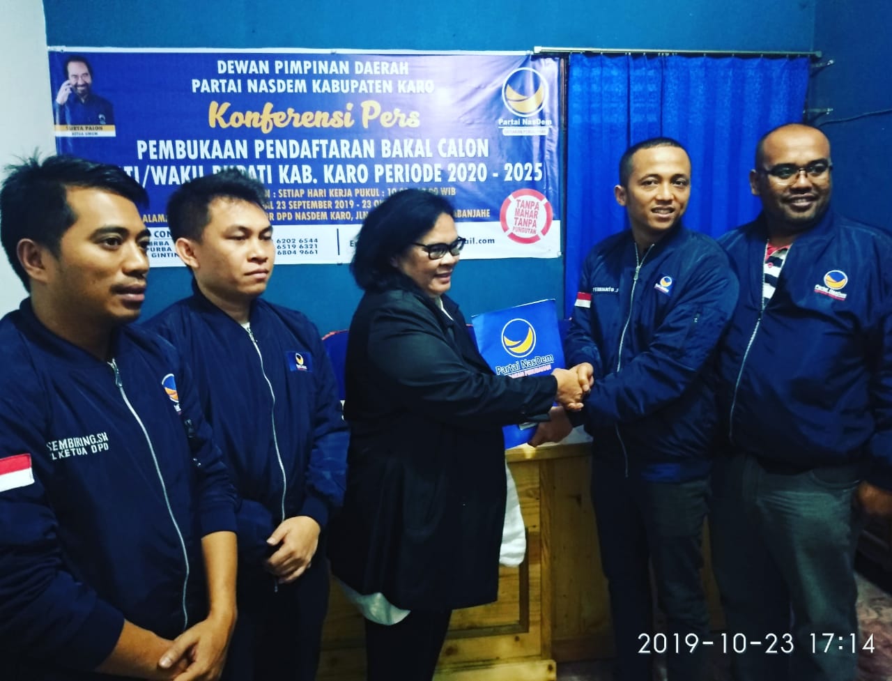 Almina Bangun Kembalikan Formulir ke Partai Nasdem Karo