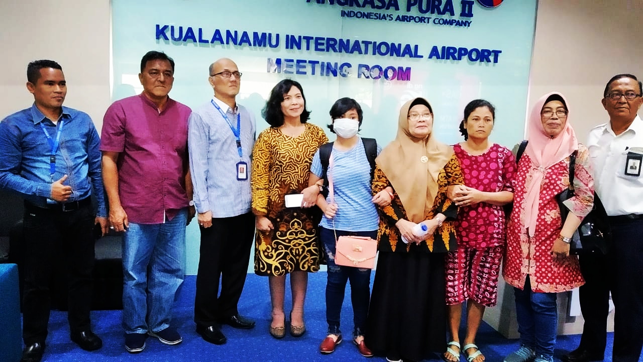 Asisten I Drs Suang Karo-karo dan Kepala PPPA Kabupaten Karo dr Hartawaty Didampingi Orang Tua Korban PenJemput  Sebagai  Korban Tindak Pidana Perdagangan Orang (TPPO) di Wilayah Sungai Dua Pulau Penang Saat Tiba di Bandara KNIA