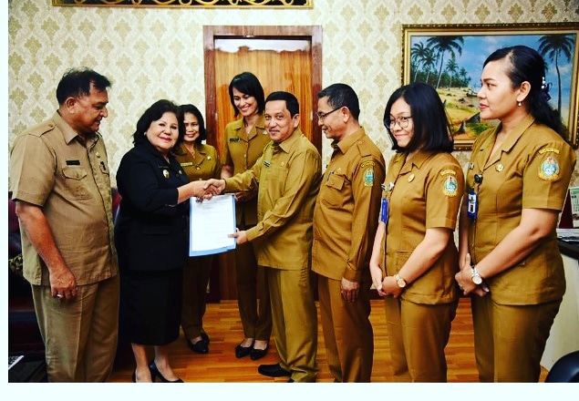 Kode registrasi desa diserahkan Asisten Administrasi Umum dan Aset Pemprov Sumut Mhd Fitriyus didampingi Kepala Dinas Pemberdayaan Masyarakat dan Desa Sumut Aspan Sofian kepada Wakil Bupati Karo Cory Sebayang(ist)