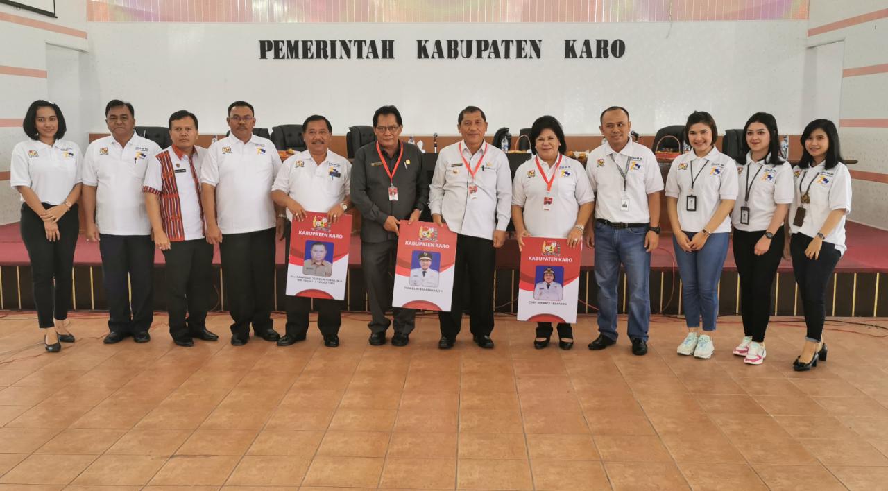 Bupati Karo Terkelin Brahmana didampingi Wakil Bupati Karo Cory Seriwaty Br Sebayang Foto Bersama Dengan Seluruh Kepala OPD se-Kabupaten Karo