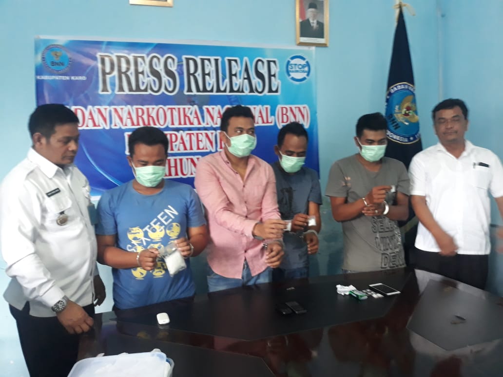 Terduga Pelaku bersama kepala BNNK  dan Kasibrantas BNNK