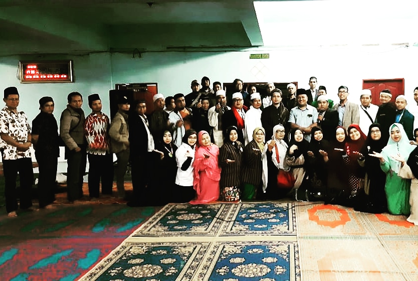PANITIA Pelaksana Tabligh Akbar Perayaan Maulid Nabi Muhammad SAW 1441 H se-Kabupaten Karo bersama Ustadz Abdul Somad (UAS) foto bersama usai melakukan Rapat di Masjid Agung Kabanjahe