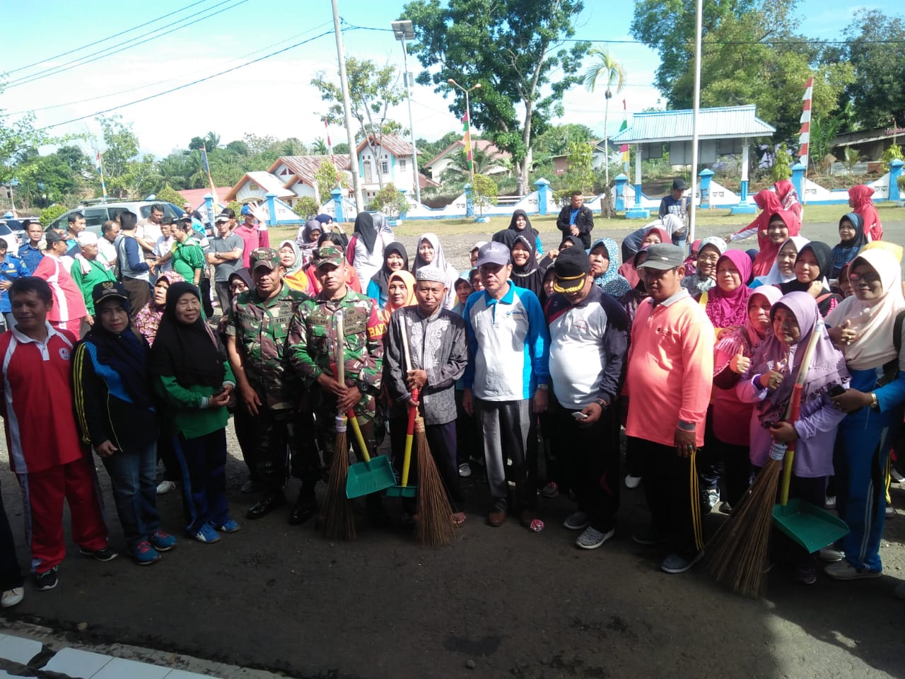 Kecamatan Muara Bangkahulu Gelar Gotong Royong