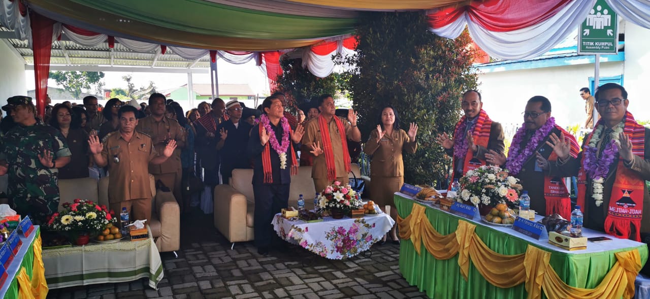 Bupati Karo Terkelin Brahmana bersama tim survei ketua Syawaluddin SKM dr H Fahrurazi MKes Anggota drg Musril MKes anggota Forkopinda disambut dan dilakukan pengalungam bunga oleh panitia dan disaksikan sejumlah OPD dan Forkopinca Berastagi