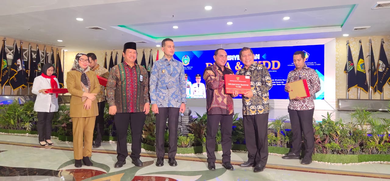 Bupati Karo Terkelin Brahmana SH tampak menerima DIPA dan TKDD tahun 2020  yang diserahkan oleh Gubsu Edy Rahmayadi di ruang raja Inal Siregar lt 2 kantor Gubernur Sumatera Utara  Medan 19 Nopember 2019