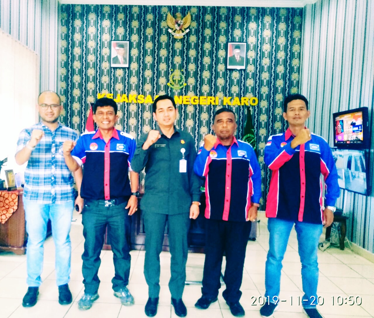 Kasi Intel Arif Kardaman SH Ketua LAMI Rekro Tarigan Kajari Karo Denny Achmad SH MH Sekretaris LAMI Herlin Barus dan Bendahara John Ginting saat Beraudiensi di Ruangan Kajari Kabanjahe