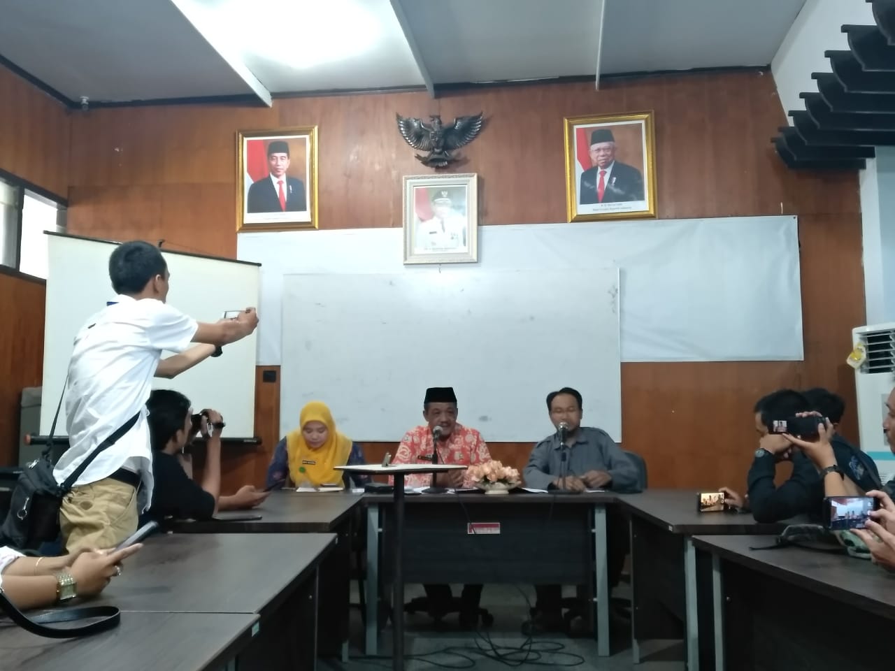 DLHK Lakukan Uji Lab Air Pantai Teluk Sepang