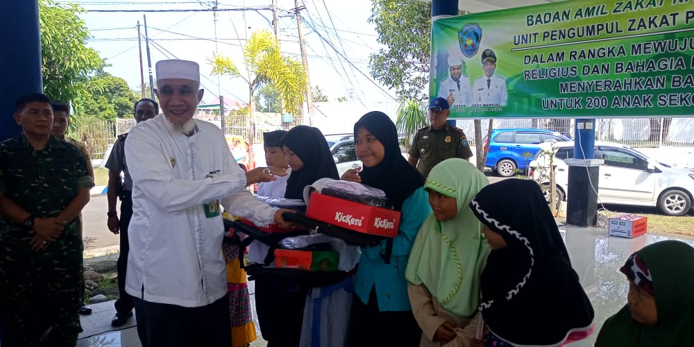 Baznas Salurkan Bantuan Untuk Siswa Kurang Mampu