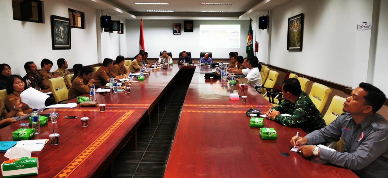 Bupati Karo Terkelin Brahmana bersama BNPB BPBD sumut dan Kehutanan provsu dan Forkopimda gelar Rapat Evaluasi dan langkah langkah percepatan Relokasi tahap III yang sedang kita laksanakan di Siosar dan perambahan Hutan