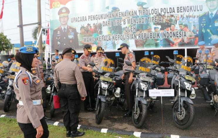 Polda Bengkulu Salurkan 100 unit R2 Patroli dan 350 Road Blocker