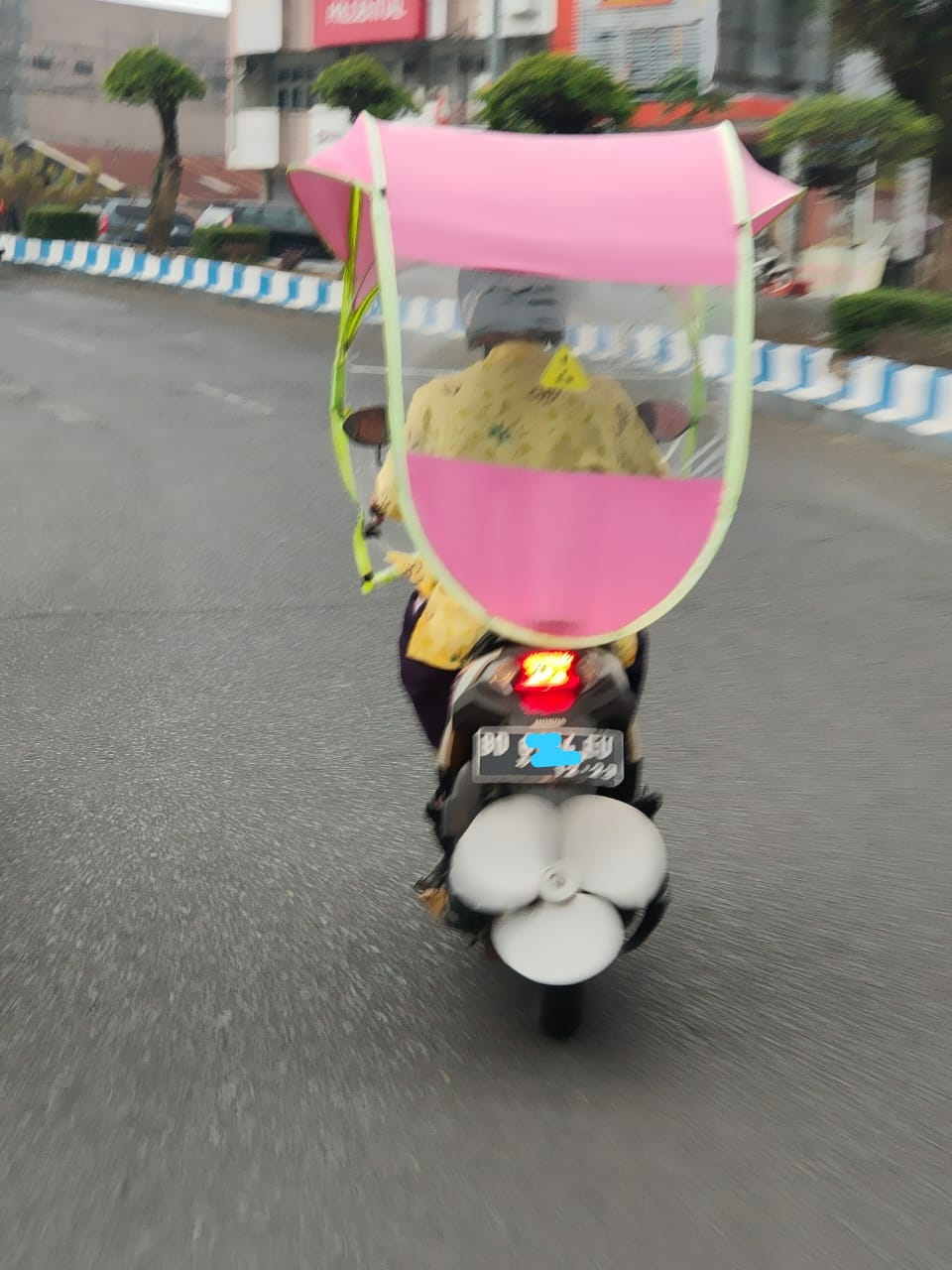 Alternatif Pengendara Motor Hadapi Hujan