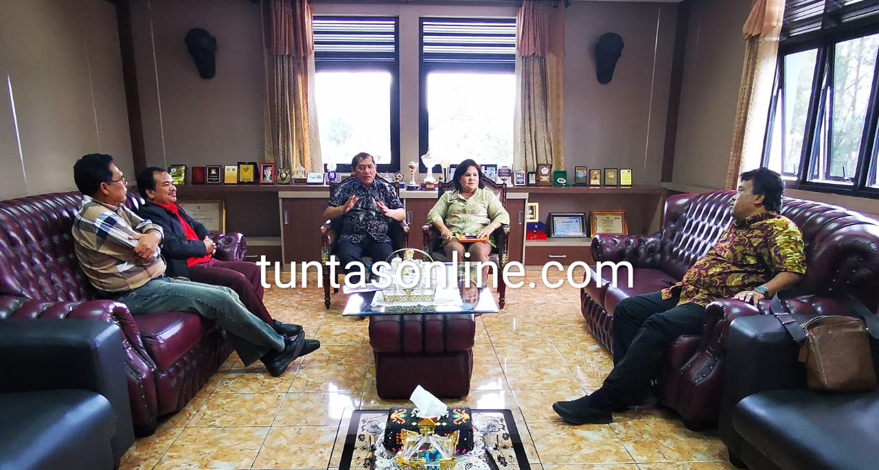 Panitia Natal Oikumene Kabupaten Karo 2019 yang diketua oleh Ketua Umum Cory S Sebayang didampingi Sekretaris Umum Pdt Ios Petrus Ginting menyambangi kantor Bupati Karo