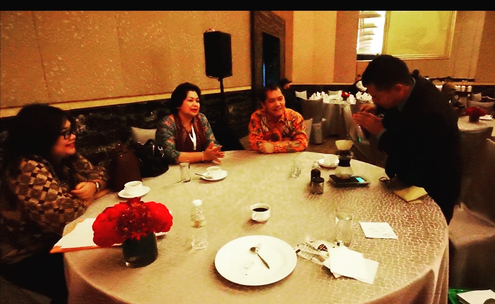 Penggiat kopi karo Adven Tarigan Tambun menyeduh cara kopi Karo disaksikan oleh bupati Karo Terkelin Brahmana didampingi OPD  di sela sela acara TPKAD di Jakarta