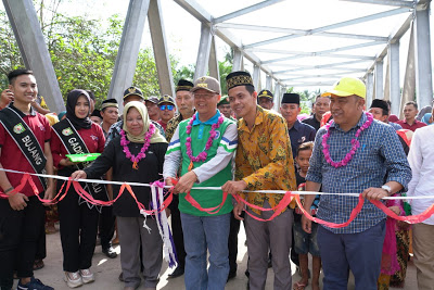 Gubernur Rohidin Sentuh Pembangunan Jembatan Desa Lubuk Mindai