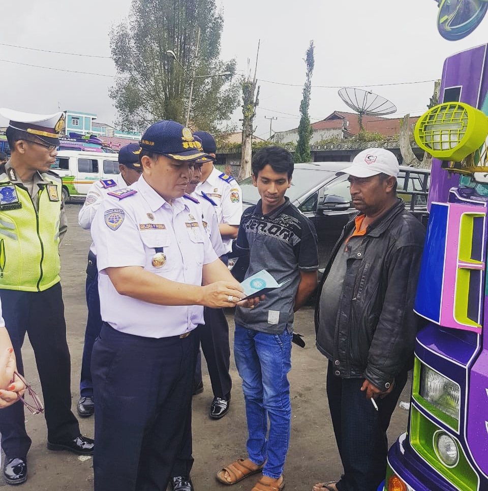 Kepala Dinas Perhubungan Kabupaten Karo Gelora Fajar Purba SH MH didampingi Dinas Perhubungan Provinsi Sumatera Utara sejumlah aparat Sat Lantas Polres dan  PT Jasa Raharja menggelar ramp check di Terminal Tiga Baru Jalan Veteran Kabanjahe