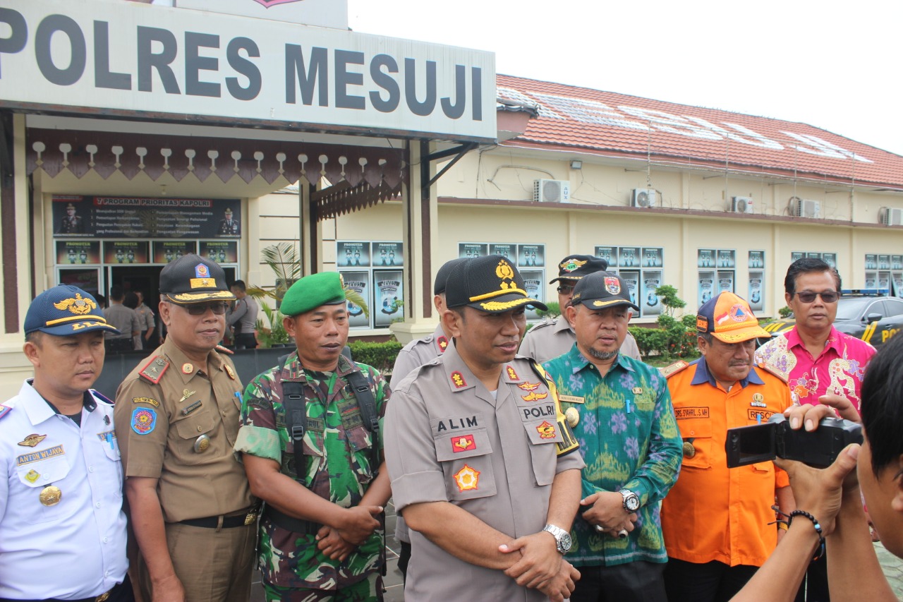 Ratusan Botol Miras Dimusnahkan Polres Mesuji