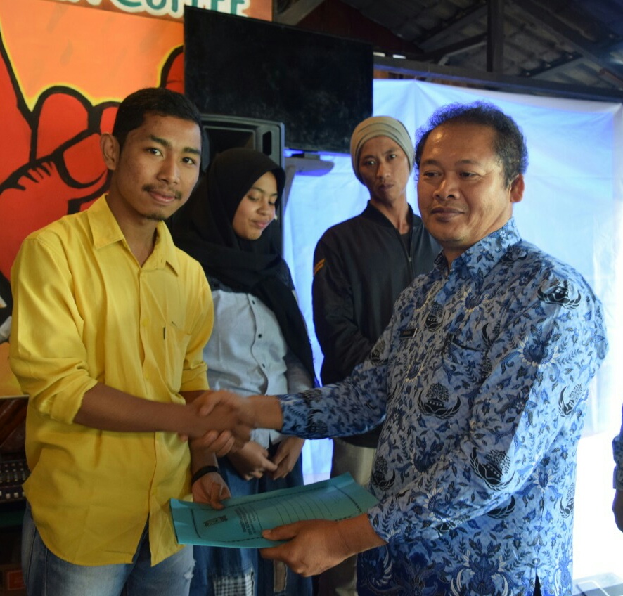 Amsal Sinuhaji saat menerima Piagam Penghargaan Selaku Pemenang Juara 1 Kuliner Tasak Telu oleh Plt Kadis Kominfo Karo di Sweet Green Caffe Berastagi