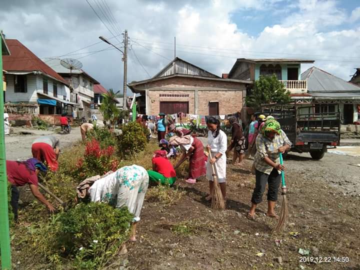 Sambut Pesta Tahunan Dusun Tiga Lakukan Gotong Royong