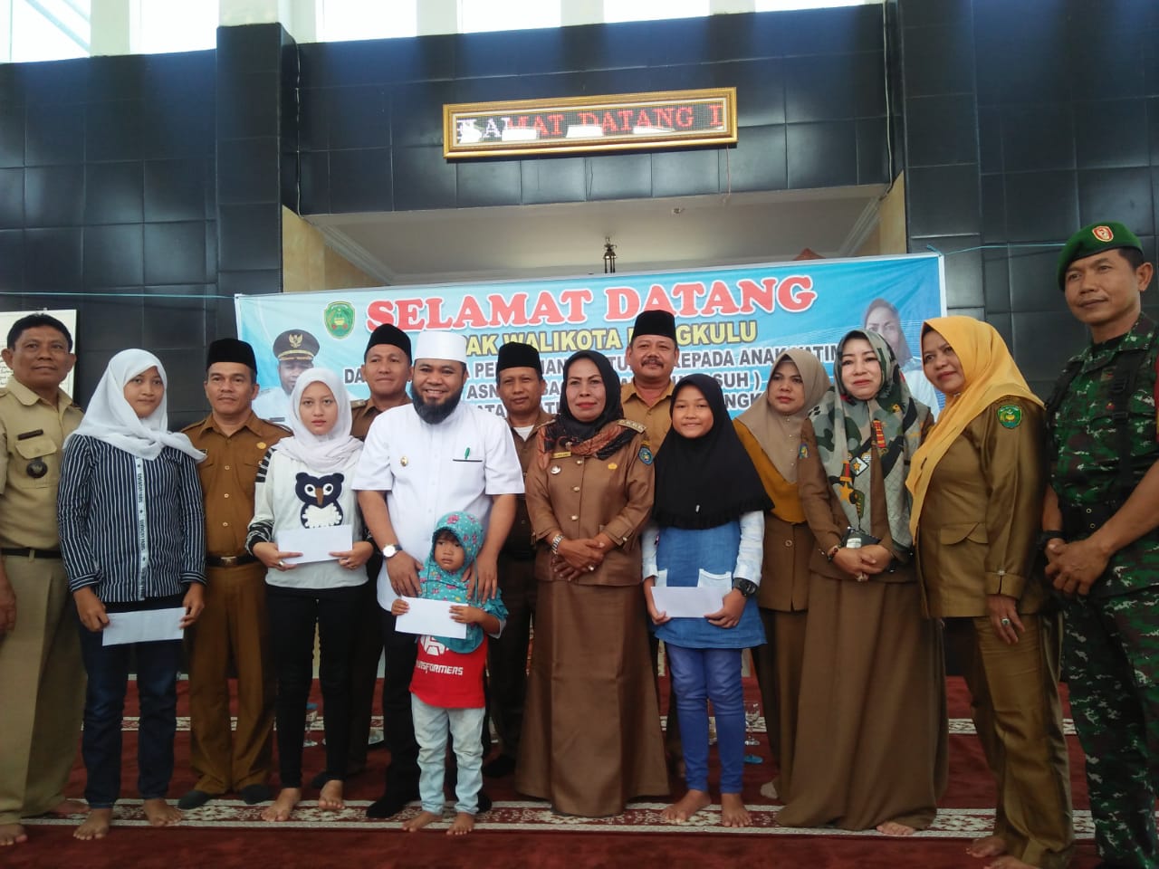 Walikota Santuni Anak Yatim Kecamatan Ratu Samban