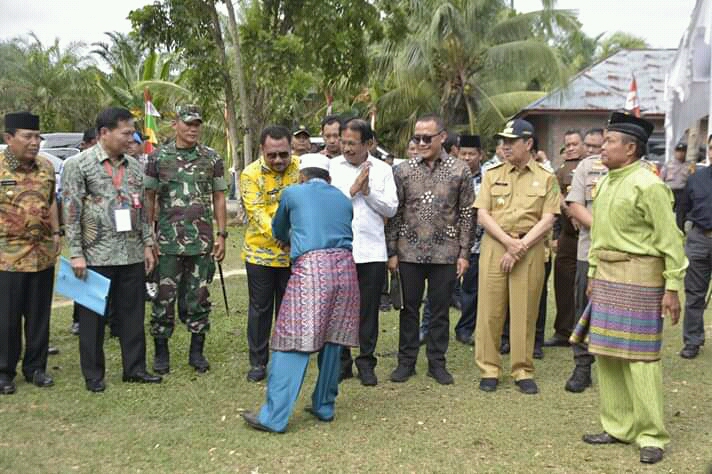 Menteri ATR Serahkan Sertifikat Tanah di Sinama Nenek