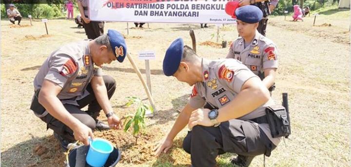 Satbrimob Polda Tanam 600 Bibit Pohon