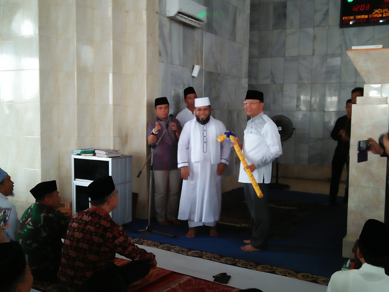 Walikota Helmi Berikan Kado Spesial Kepada Gubernur Rohidin