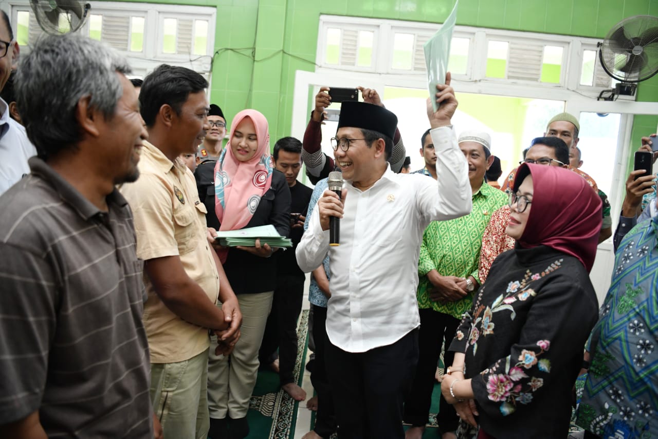 Kunker ke Kalbar Mendes PDTT Bagikan 700 Setifikat Tanah