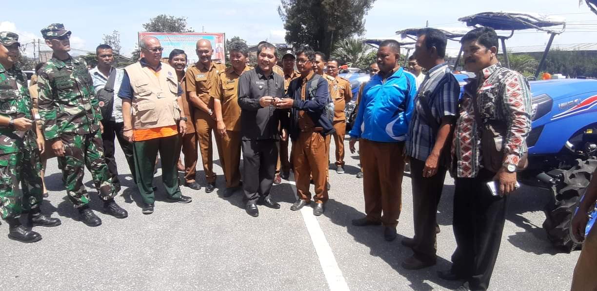 Bupati Serahkan Bantuan Traktor untuk Masyarakat Terdampak Erupsi Sinabung