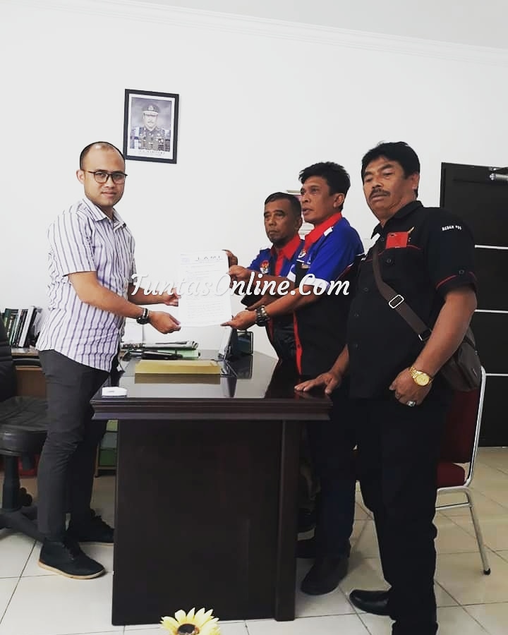 DPC LAMI Kabupaten Karo didampingi Pengurus PJTK Kornelius S Depari Serahkan Berkas Laporan Pengaduan dugaan Penyelewengan Dana Desa  diterima langsung oleh Arief Khadarman SH MH Kasintel Kejaksaan Negeri Kabupaten Karo Rabu (15/01/2020)