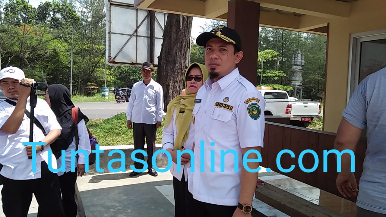 Wawali Pimpin Pemasangan Lampu di Pantai Panjang