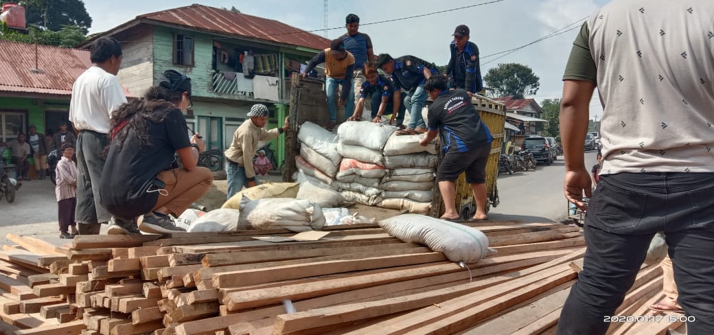 Puluhan ton kayu dan humus yang dicuri dari hutan lindung diamankan warga dan karang taruna Desa Kutarakyat Kecamatan Namanteran Karo Jumat (17/1)