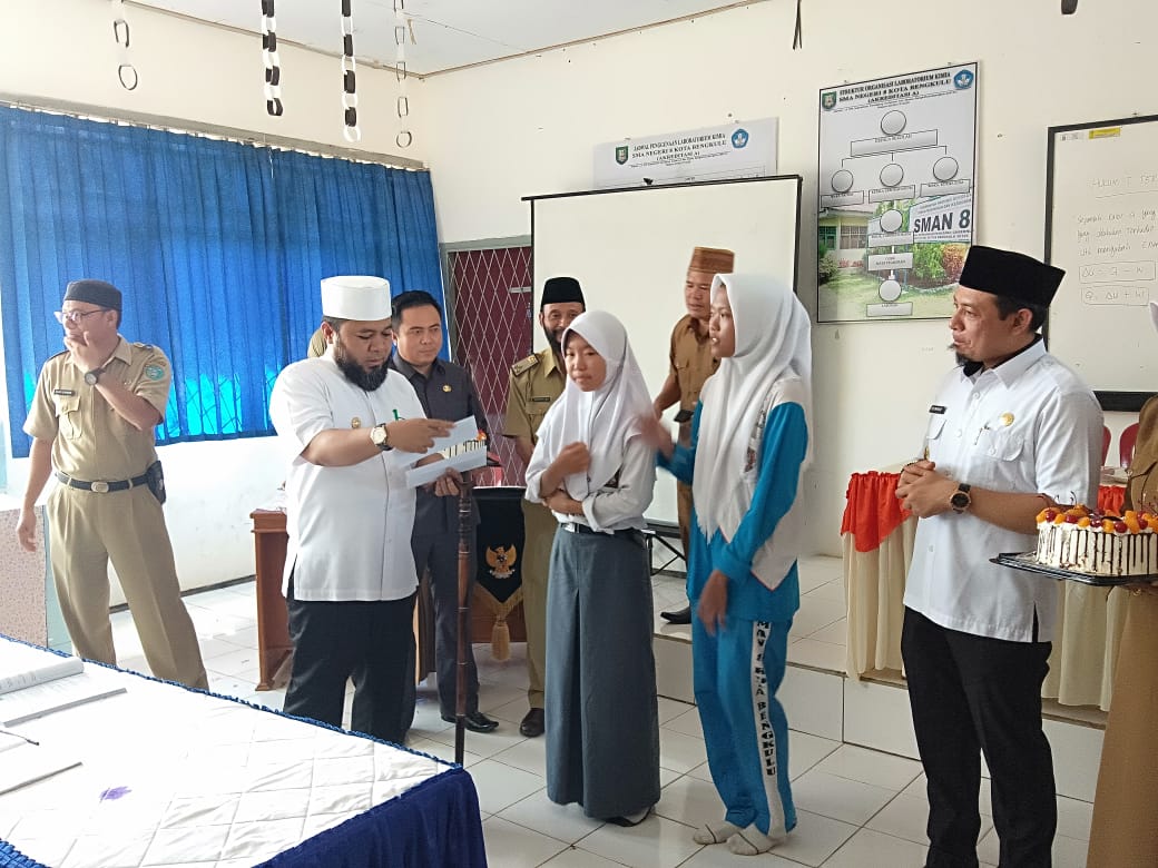 Walikota dan Wawali Berikan Langsung E-KTP 