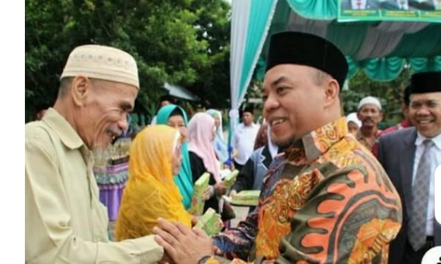 Bupati Serahkan Bingkisan kepada Pensiunan ASN