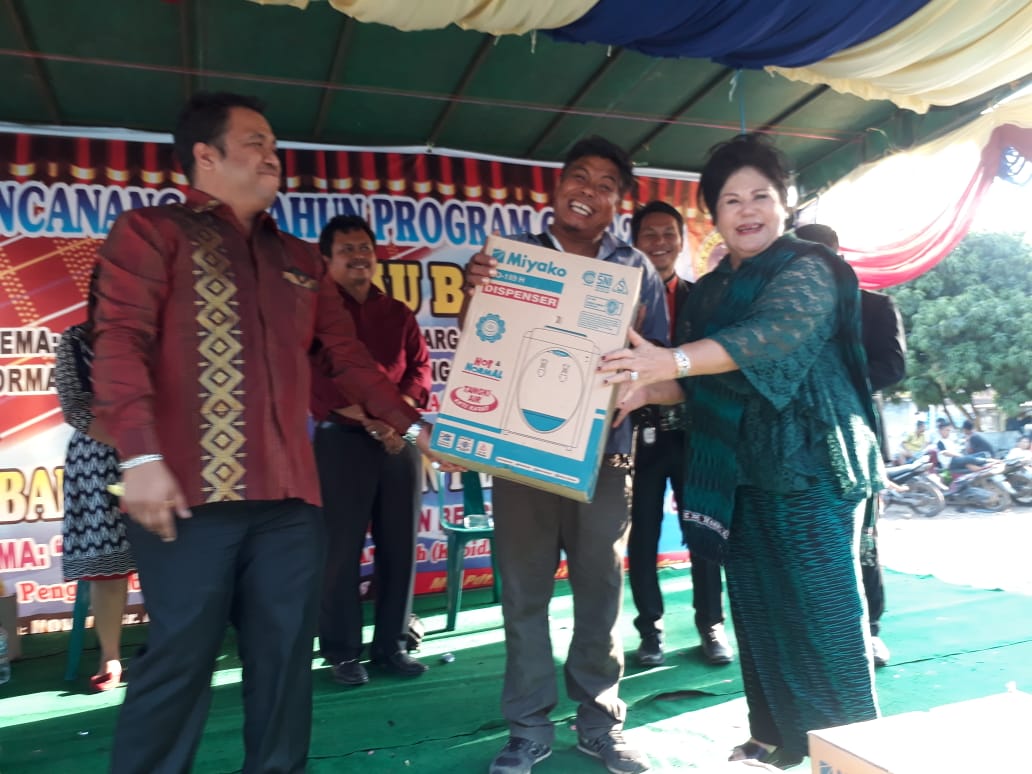 Wakil Bupati Cory Sebayang didampingi Ketua Klasis Lau Baleng Pdt Jeriyonanta Sitepu Pdt Roy Firdaus Purba Pdt Alfenius Surbakti dan Pt Jetra Sembiring bersama-sama menyanyikan lagu pujian dalam acara KKI Akbar GBKP Sabtu (25/1) di Jambur Bukit Kadir Mardingding