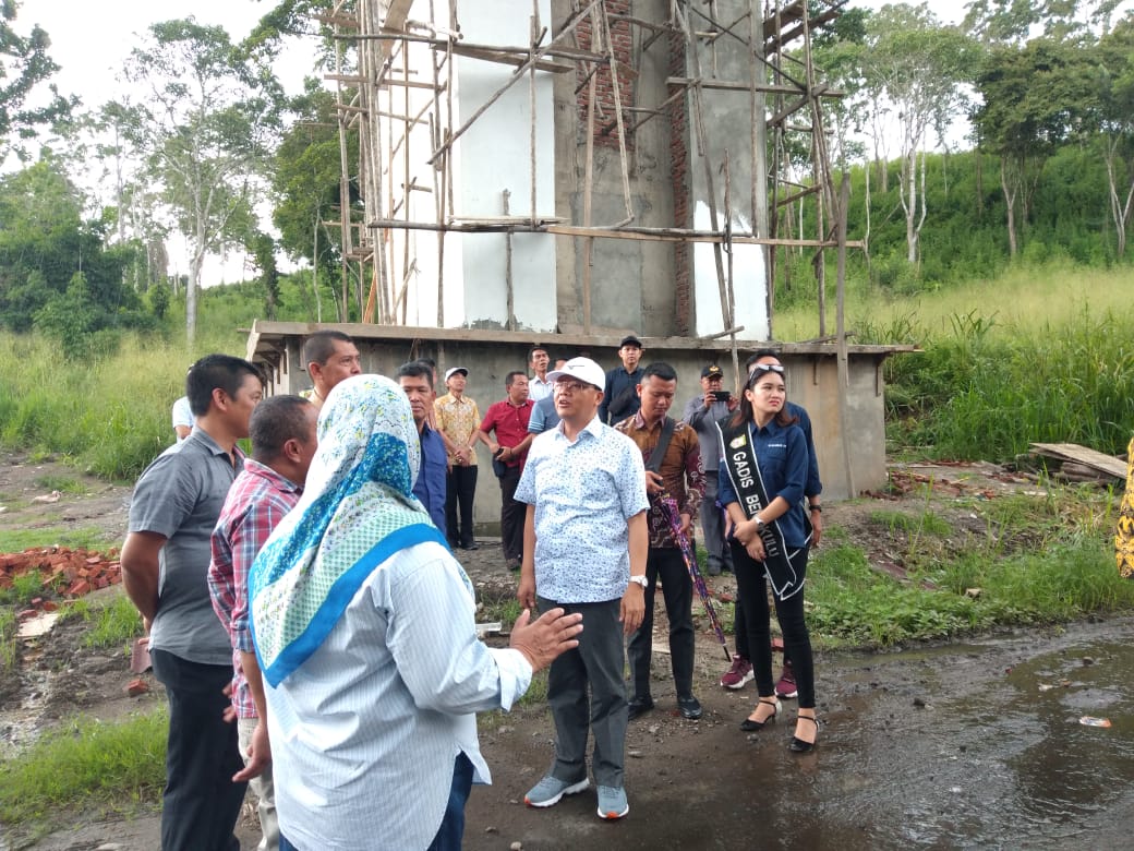 Gubernur Rohidin DAN Kepala DPUPR Tinjau Progress Pembangunan Gapura Perbatasan