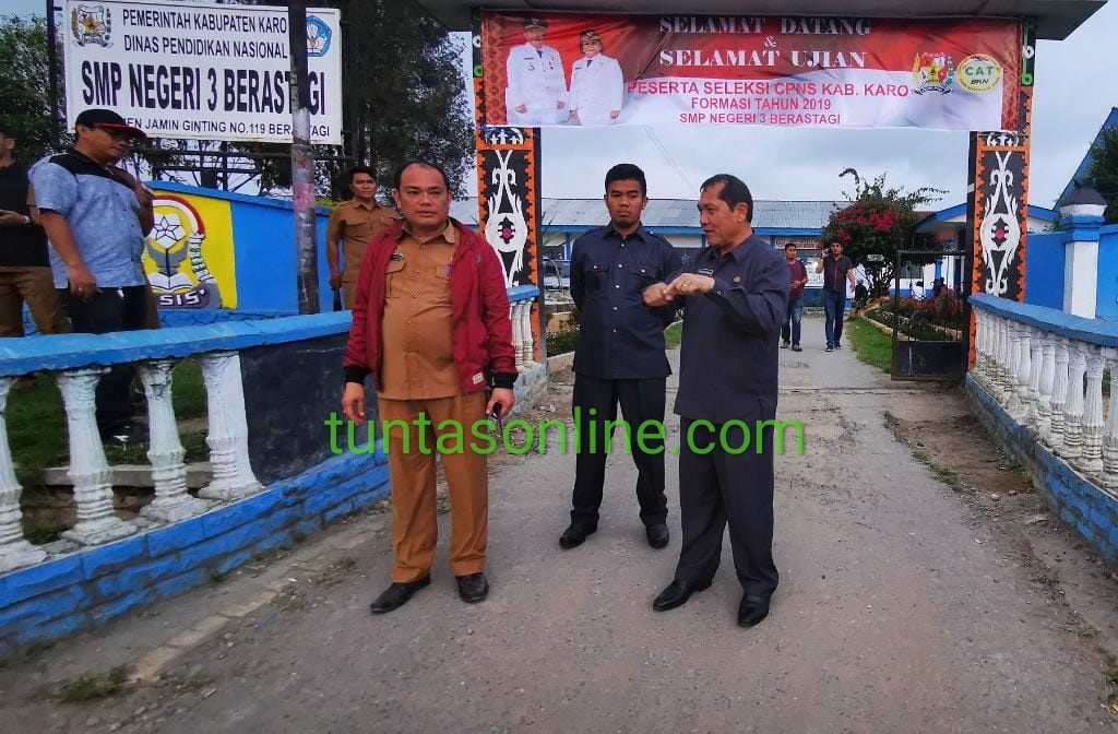 Bupati Karo Terkelin Brahmana didampingi Kepala BKD Kabupaten Karo Tommy Heriko M Sidabutar AP saat meninjau perbaikan jalan lokasi ujian